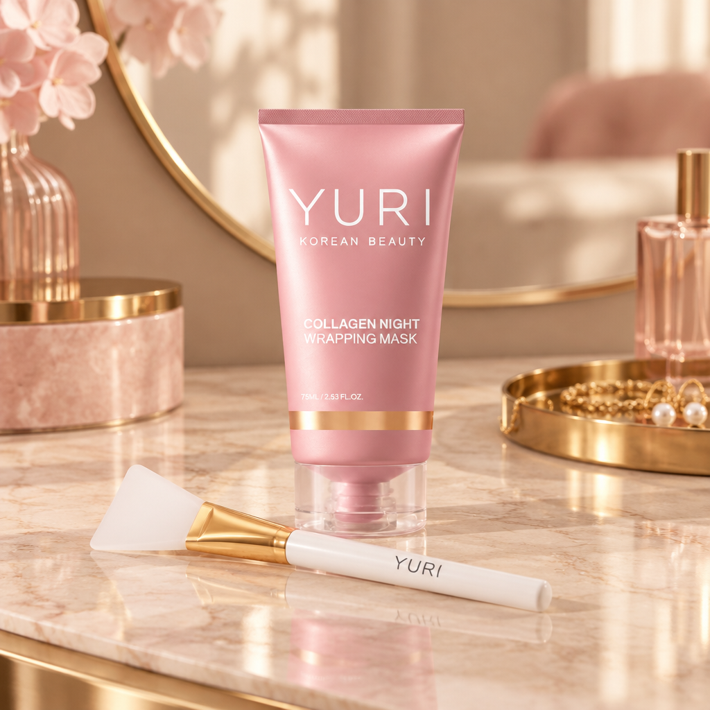 YURI Collagen Night Wrapping Mask met kwastje op een toilettafel