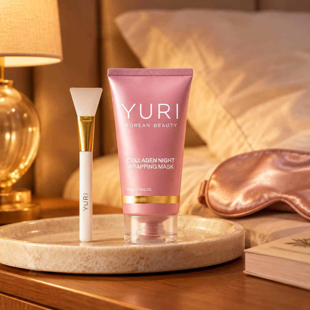 YURI Collagen Night Wrapping Mask met kwastje op een nachtkastje